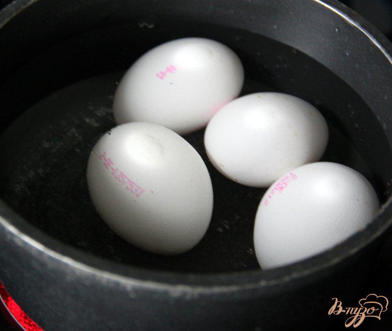 Фото приготовление рецепта: Салат из огурца и яйца... шаг №1