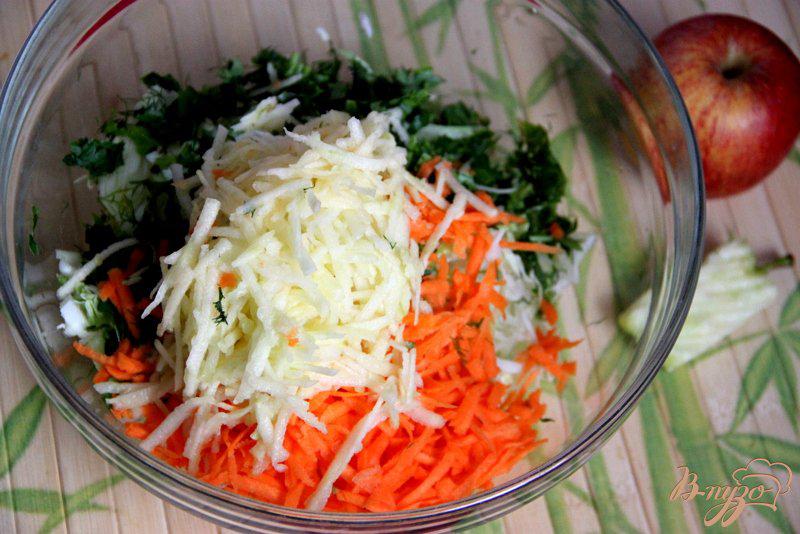 Фото приготовление рецепта: Салат из капусты  со сметанной заправкой шаг №3