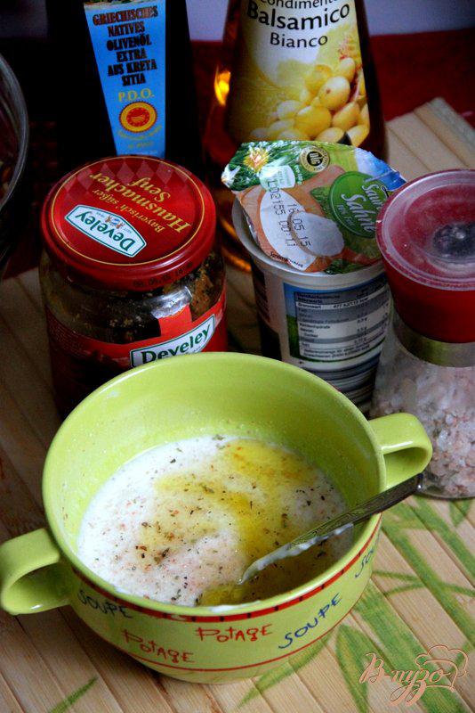 Фото приготовление рецепта: Салат из капусты  со сметанной заправкой шаг №4