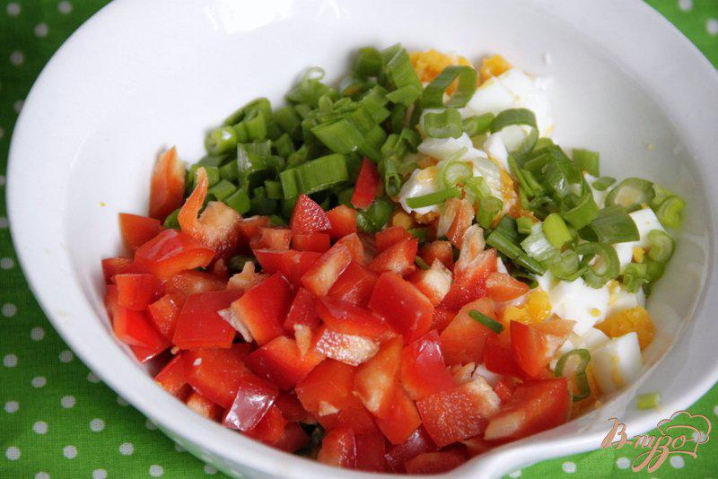 Фото приготовление рецепта: Салат из яиц, зеленого лука и болгарского перца шаг №2