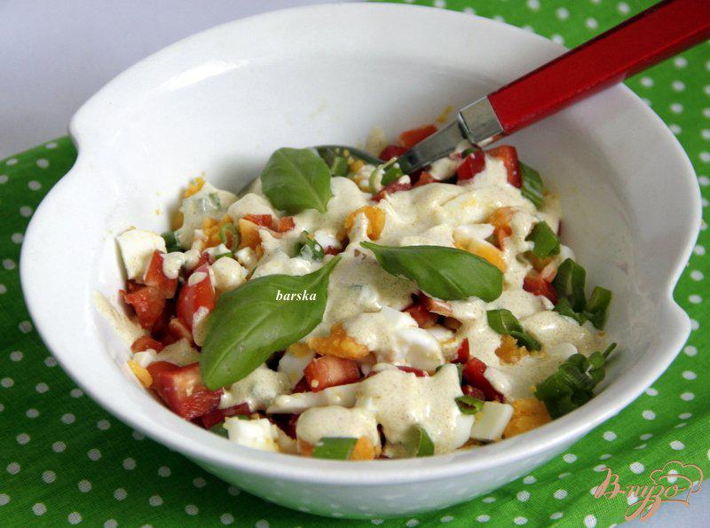 Фото приготовление рецепта: Салат из яиц, зеленого лука и болгарского перца шаг №4