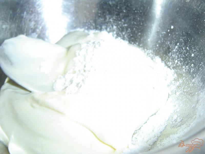 Фото приготовление рецепта: Клубника со сметанно-йогуртовым кремом и шоколадом шаг №2