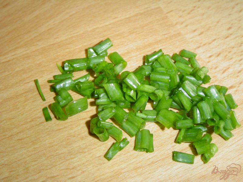 Фото приготовление рецепта: Салат из огурцов, лука и салатных листьев шаг №2