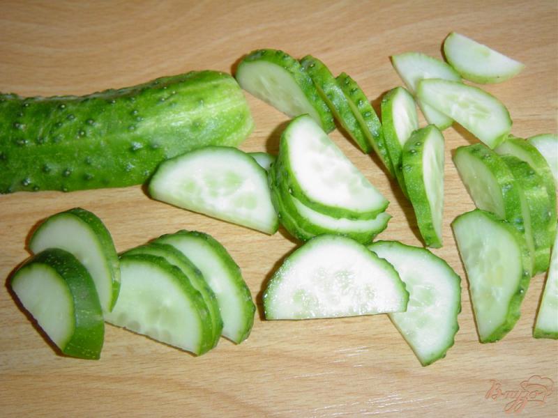 Фото приготовление рецепта: Салат из огурцов, лука и салатных листьев шаг №3