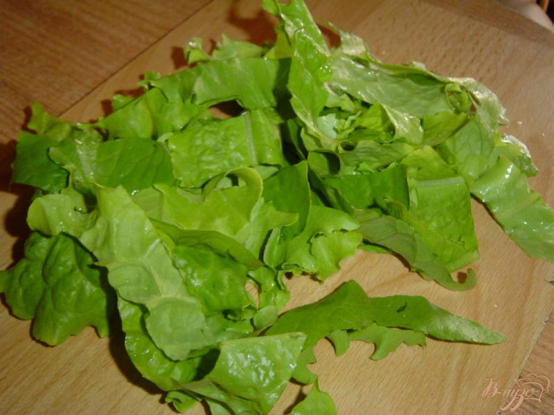 Фото приготовление рецепта: Салат с клубникой, базиликом и листьями салата шаг №1