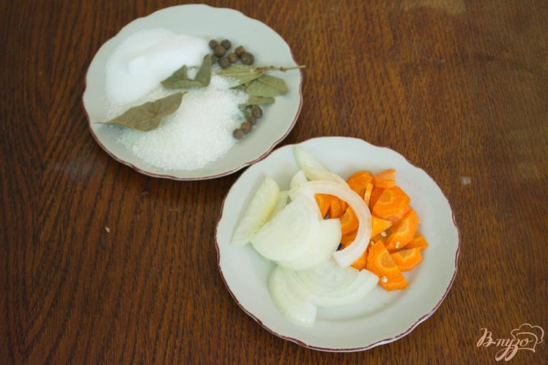 Фото приготовление рецепта: Шампиньоны маринованные с морковью и луком шаг №2