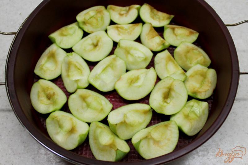 Фото приготовление рецепта: Творожная запеканка на яблоках шаг №4