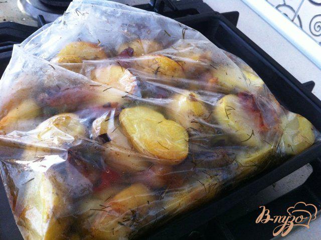 Фото приготовление рецепта: Пряный, острый картофель запеченный в пакете шаг №7