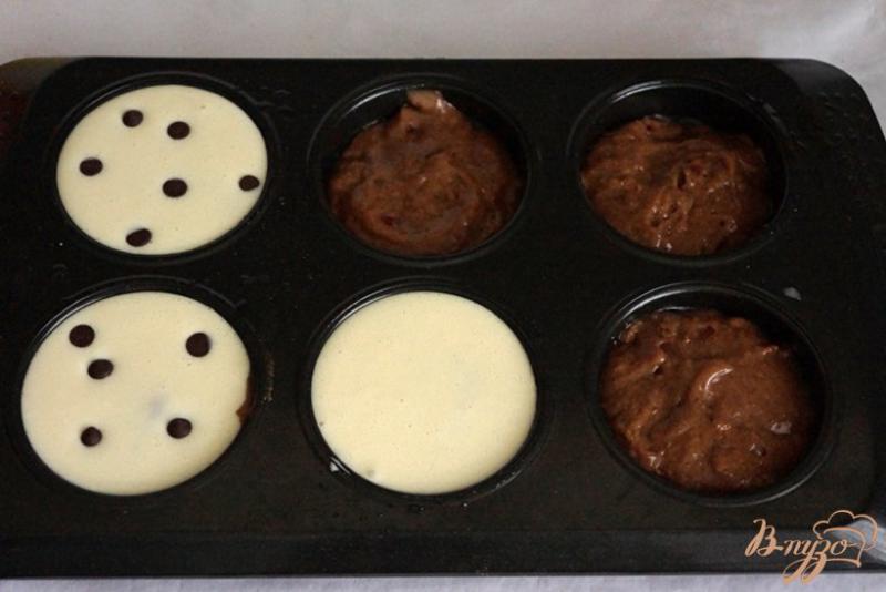 Фото приготовление рецепта: Шоколадно-сырные кексы шаг №7