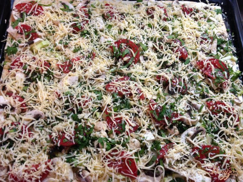Фото приготовление рецепта: Овощная пицца с грибами и сыром шаг №10