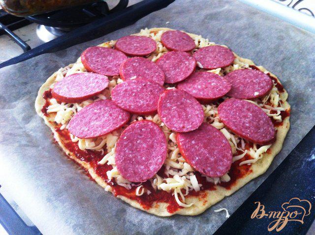 Фото приготовление рецепта: Пицца с салями и перцем шаг №6