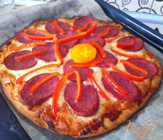 Фото приготовление рецепта: Пицца с салями и перцем шаг №8