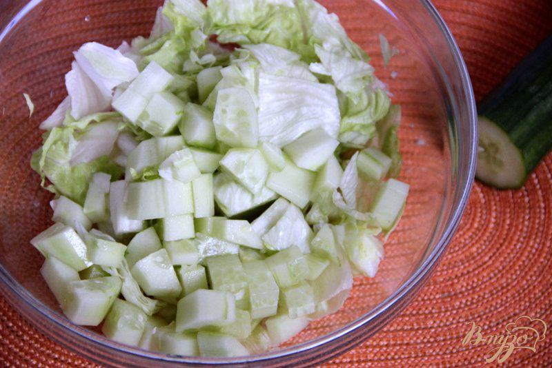 Фото приготовление рецепта: Салат  из авокадо и огурца под  соево-лимонным соусом шаг №2
