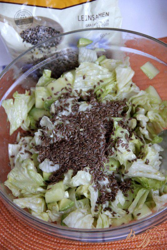 Фото приготовление рецепта: Салат  из авокадо и огурца под  соево-лимонным соусом шаг №5