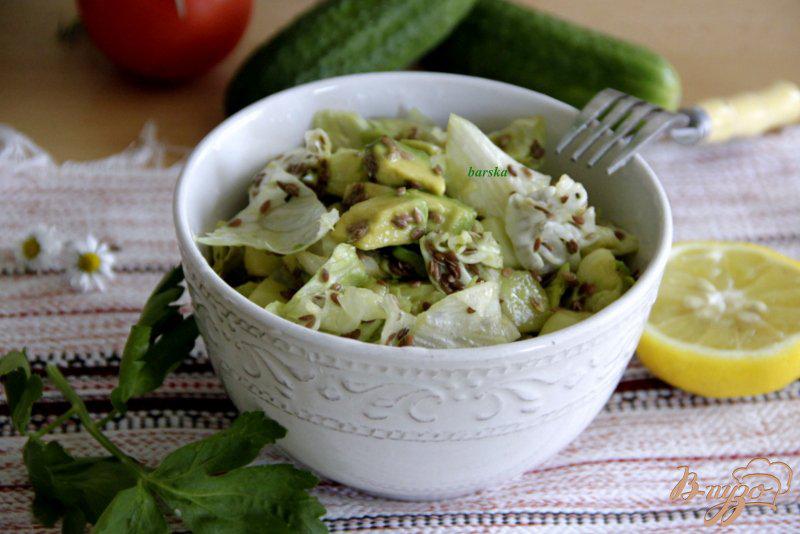 Фото приготовление рецепта: Салат  из авокадо и огурца под  соево-лимонным соусом шаг №6