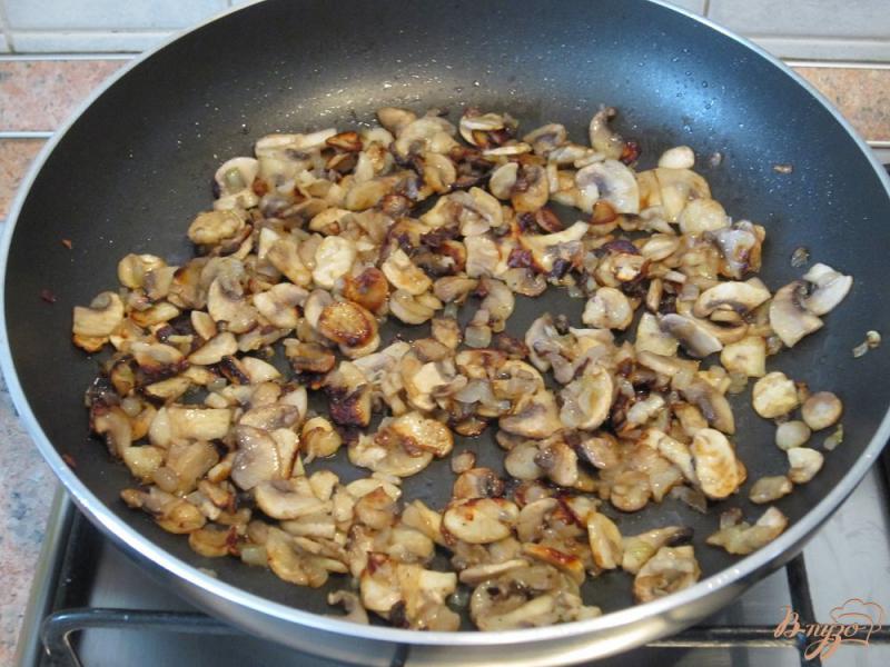 Фото приготовление рецепта: Салат с грибами в тарталетках шаг №4