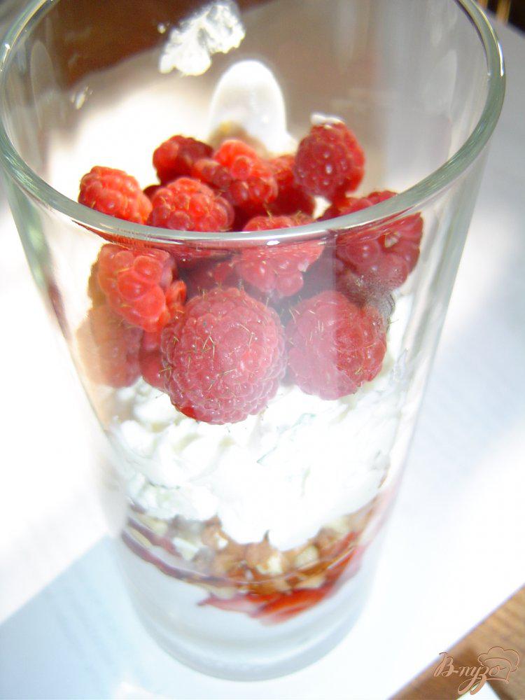 Фото приготовление рецепта: Сливочно-творожный десерт с ягодами,орехами,белым шоколадом шаг №6