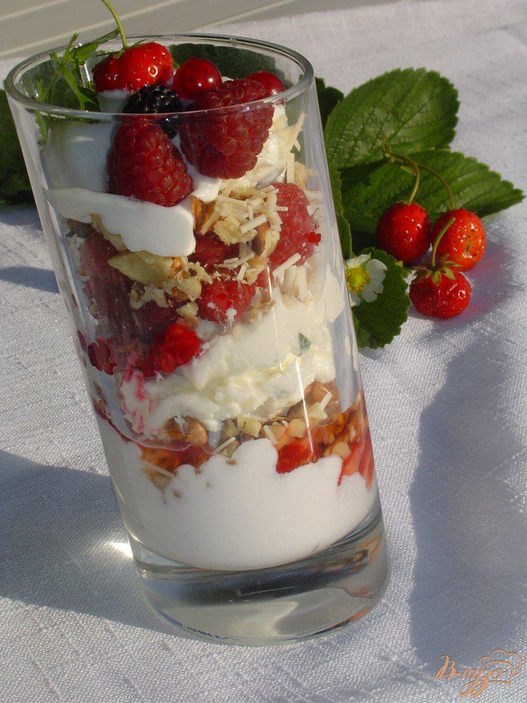 Фото приготовление рецепта: Сливочно-творожный десерт с ягодами,орехами,белым шоколадом шаг №7