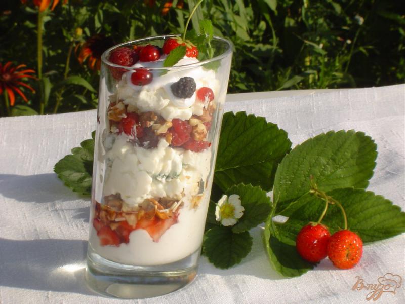 Фото приготовление рецепта: Сливочно-творожный десерт с ягодами,орехами,белым шоколадом шаг №8