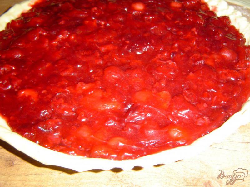 Фото приготовление рецепта: Открытый вишневый пирог шаг №8