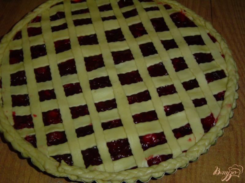 Фото приготовление рецепта: Открытый вишневый пирог шаг №9
