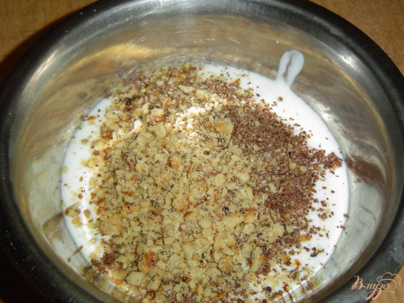 Фото приготовление рецепта: Вишнево-кефирный десерт с шоколадом и орехами шаг №2