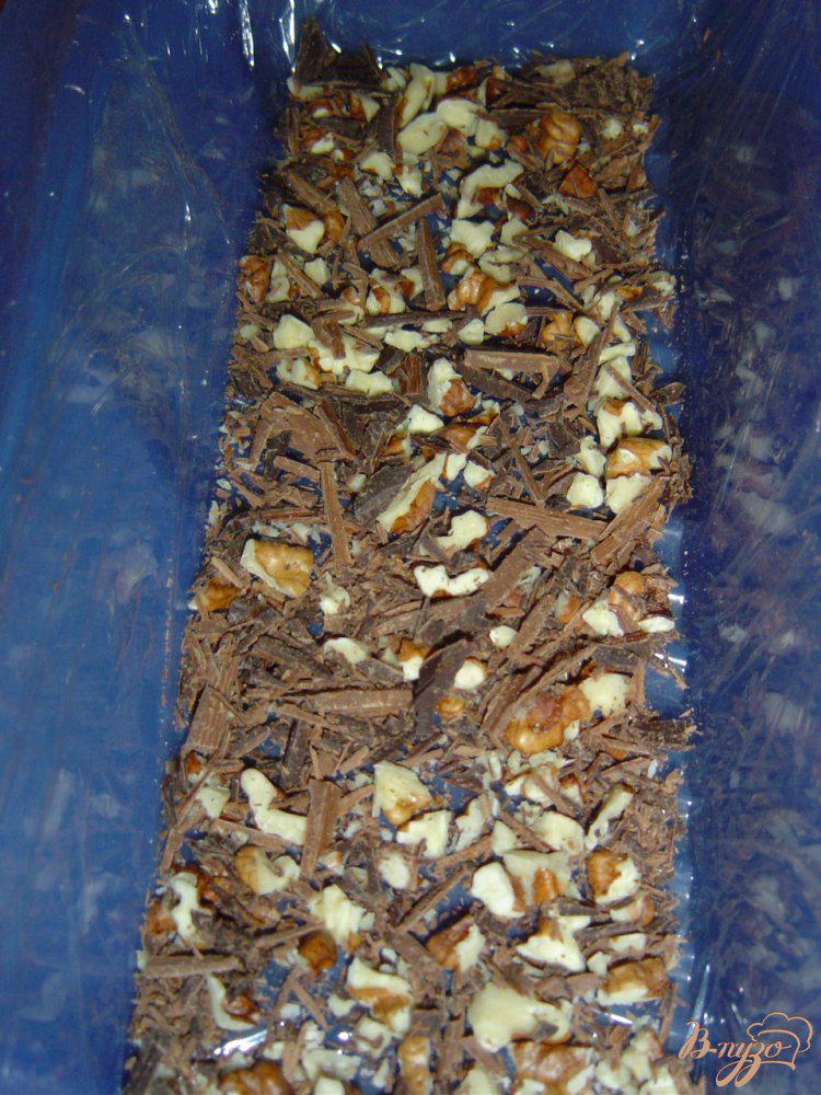 Фото приготовление рецепта: Семифредо с шоколадом, орехами и вишневой желейкой шаг №1