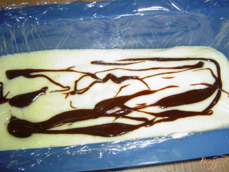 Фото приготовление рецепта: Семифредо с шоколадом, орехами и вишневой желейкой шаг №6