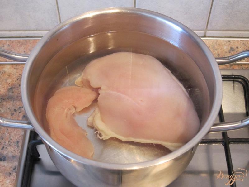 Фото приготовление рецепта: Китайский суп с курицей и кукурузой шаг №2