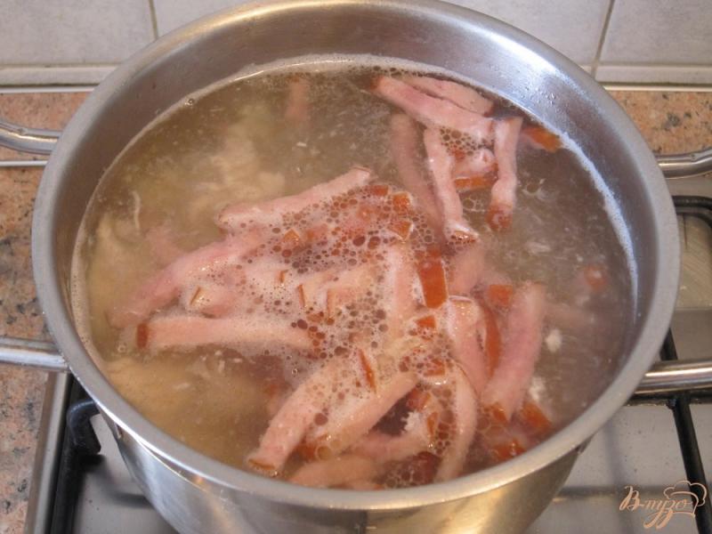 Фото приготовление рецепта: Китайский суп с курицей и кукурузой шаг №5