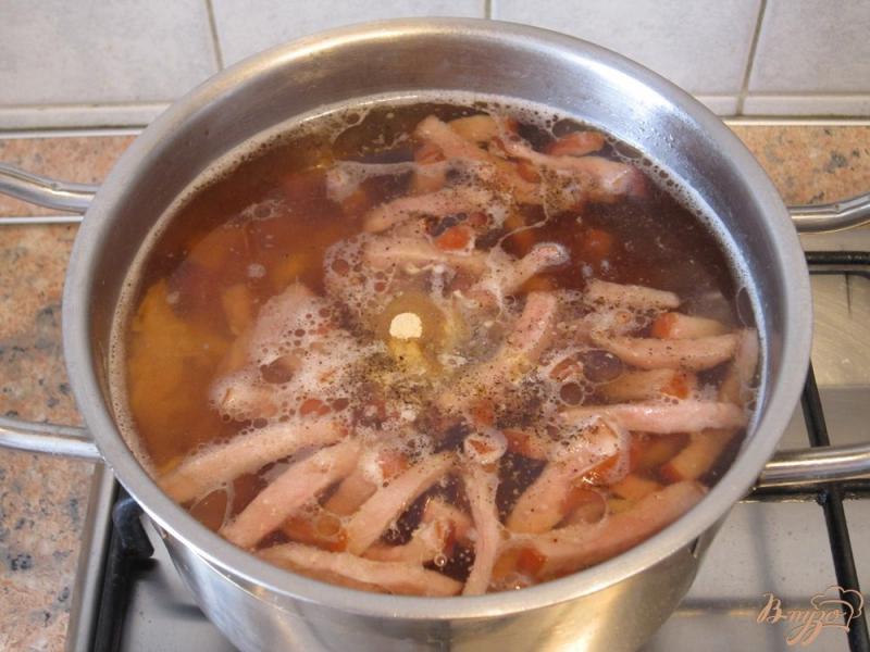Фото приготовление рецепта: Китайский суп с курицей и кукурузой шаг №6