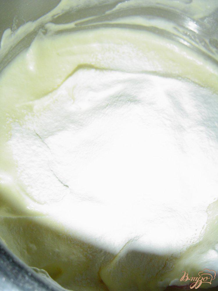 Фото приготовление рецепта: Ягодный пирог с творожно-йогуртовым кремом шаг №2