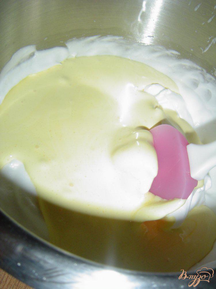 Фото приготовление рецепта: Ягодный пирог с творожно-йогуртовым кремом шаг №1