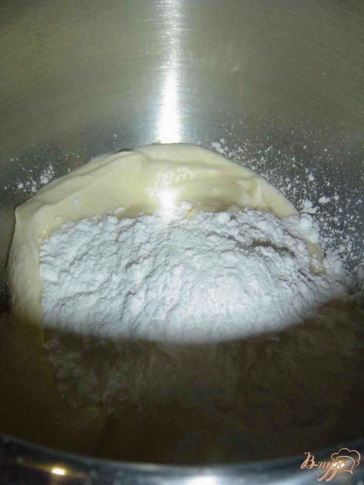 Фото приготовление рецепта: Ягодный пирог с творожно-йогуртовым кремом шаг №5
