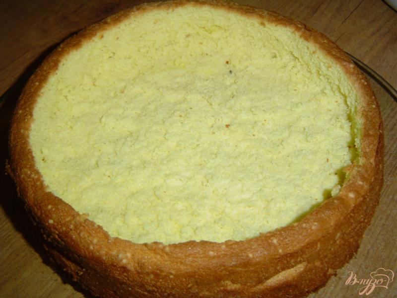 Фото приготовление рецепта: Ягодный пирог с творожно-йогуртовым кремом шаг №6