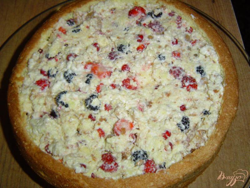 Фото приготовление рецепта: Ягодный пирог с творожно-йогуртовым кремом шаг №9