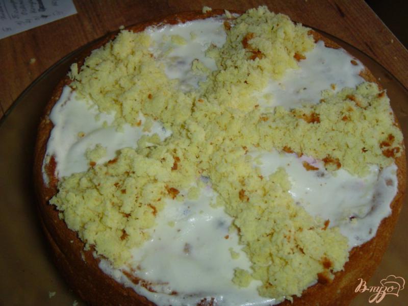 Фото приготовление рецепта: Ягодный пирог с творожно-йогуртовым кремом шаг №10
