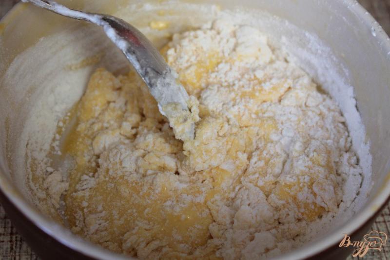 Фото приготовление рецепта: Бисквитный рулет с творожно-абрикосовым кремом. шаг №3