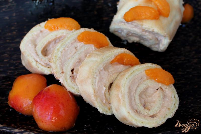 Фото приготовление рецепта: Бисквитный рулет с творожно-абрикосовым кремом. шаг №8