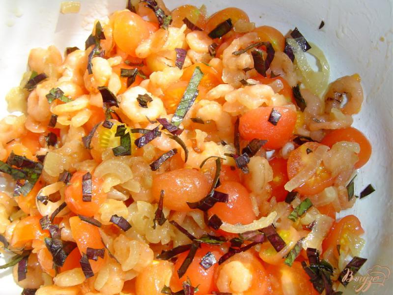 Фото приготовление рецепта: Скумбрия, фаршированная помидорами и креветками шаг №7