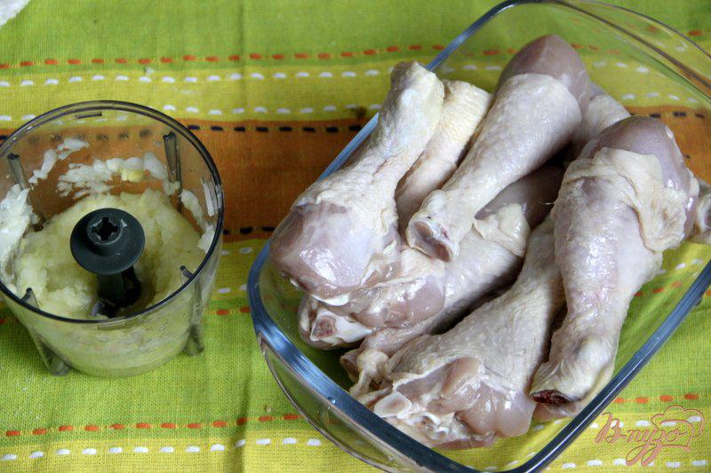 Фото приготовление рецепта: Куриные голени в луково-соевом маринаде шаг №1