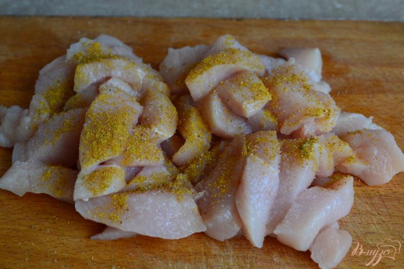 Фото приготовление рецепта: Закусочная лепешка с куриным мясом и апельсинами шаг №1