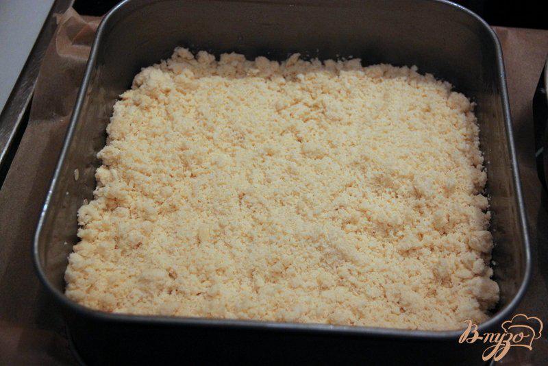 Фото приготовление рецепта: Штрейзельный пирог с творожным сыром и пудингом шаг №5