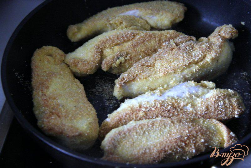 Фото приготовление рецепта: Куриные грудки в кукурузной панировке шаг №2