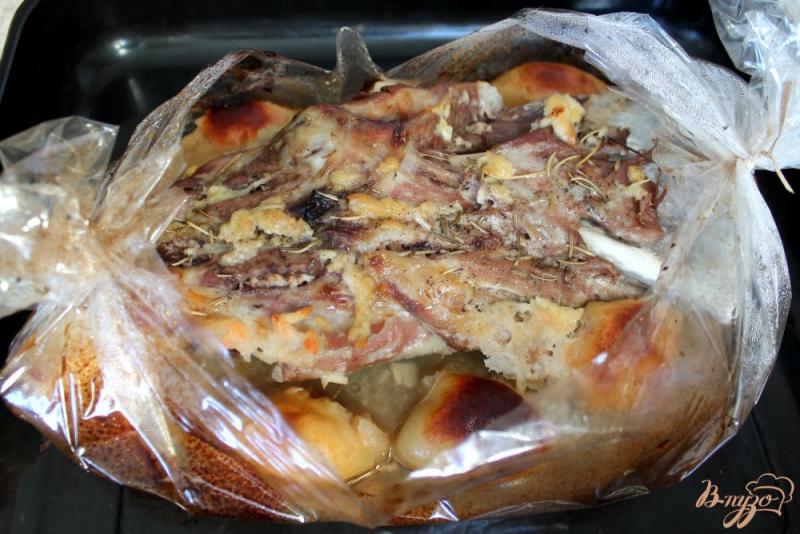 Фото приготовление рецепта: Мясо ягненка запеченное в рукаве с яблоками шаг №6