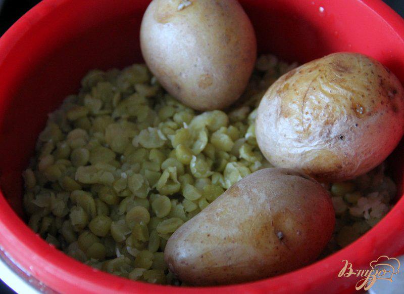Фото приготовление рецепта: Сковорода с горохом и картофелем шаг №1