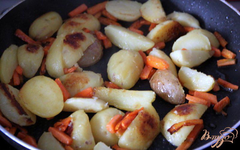 Фото приготовление рецепта: Сковорода с горохом и картофелем шаг №3