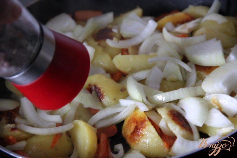 Фото приготовление рецепта: Сковорода с горохом и картофелем шаг №4