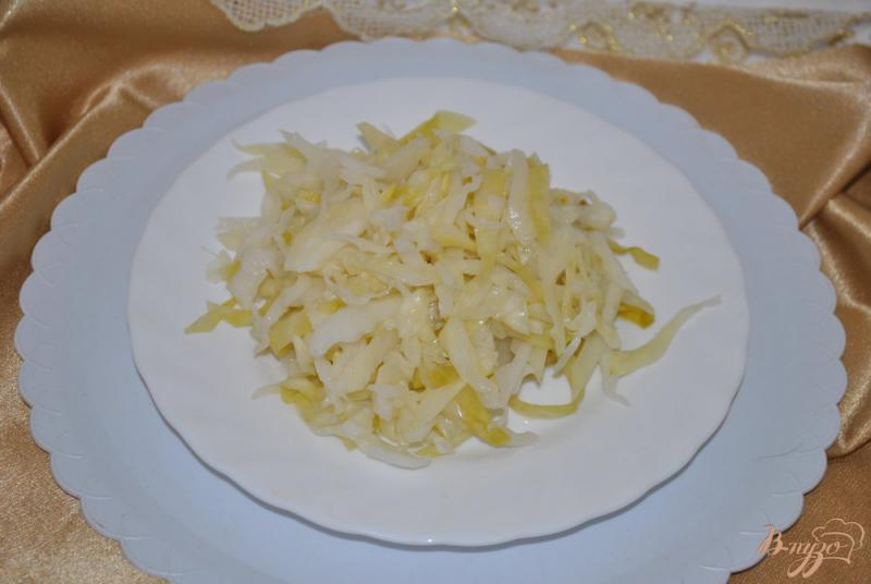 Фото приготовление рецепта: Салат с квашеной капустой и редисом шаг №3