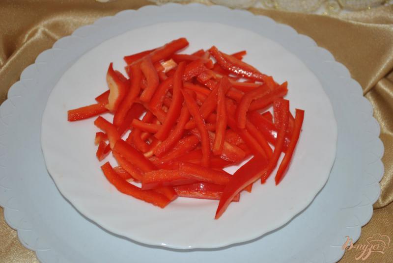 Фото приготовление рецепта: Салат с квашеной капустой и редисом шаг №4